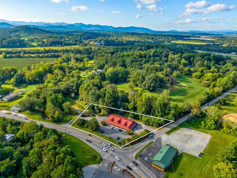 271 Old Barn Rd, Hendersonville, NC en venta - Foto del edificio - Imagen 1 de 45