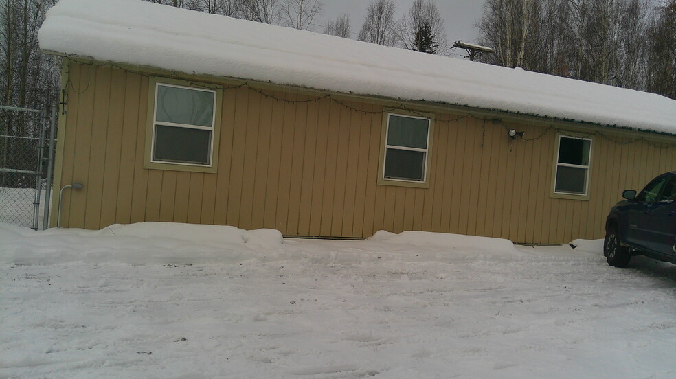 689 Whitney Dr, Fairbanks, AK en alquiler - Foto del edificio - Imagen 2 de 13