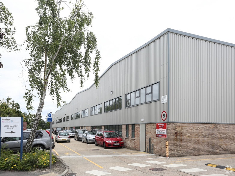 Whittle Way, Crawley en alquiler - Foto del edificio - Imagen 2 de 2