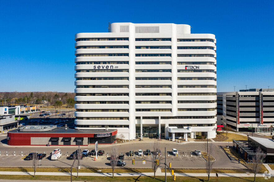 888 W Big Beaver Rd, Troy, MI en venta - Foto del edificio - Imagen 2 de 19