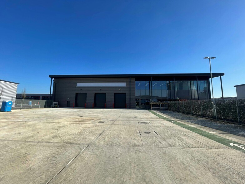 690 Stirling Rd, Slough en alquiler - Foto del edificio - Imagen 2 de 6