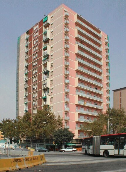 Edificio residencial en Barcelona, Barcelona en venta - Foto del edificio - Imagen 2 de 8