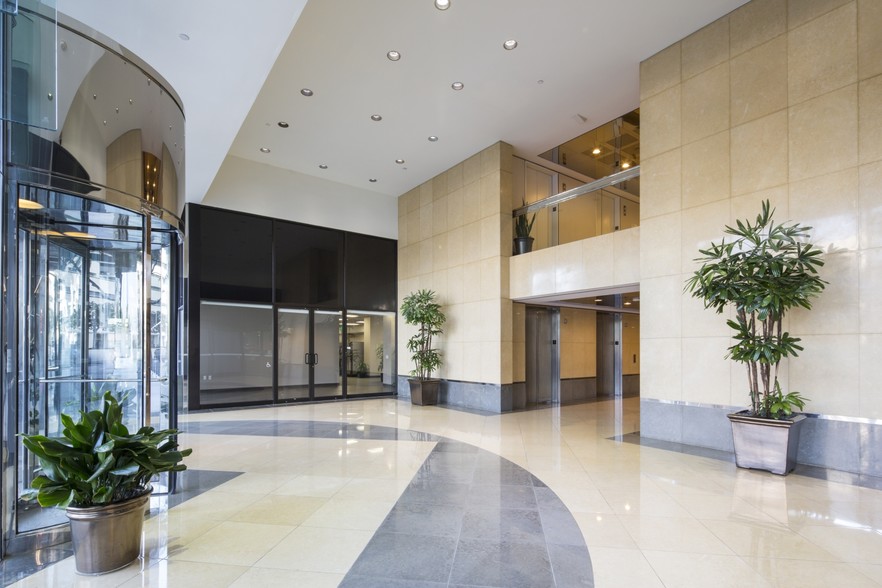 15760 Ventura Blvd, Encino, CA en alquiler - Lobby - Imagen 3 de 4