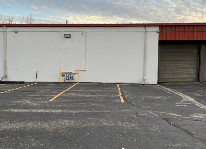 2418 Industrial Dr, Neenah, WI en alquiler - Foto del edificio - Imagen 2 de 3