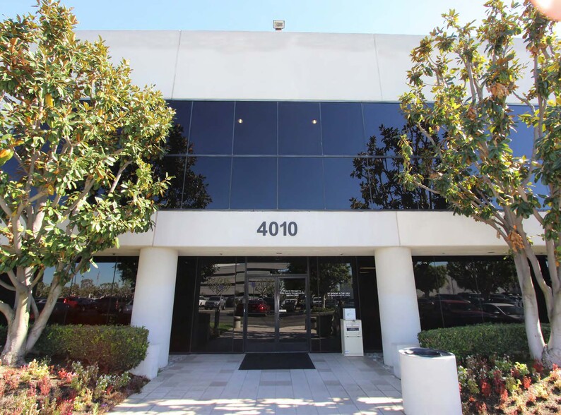 4010 Watson Plaza Dr, Lakewood, CA en alquiler - Foto del edificio - Imagen 1 de 11