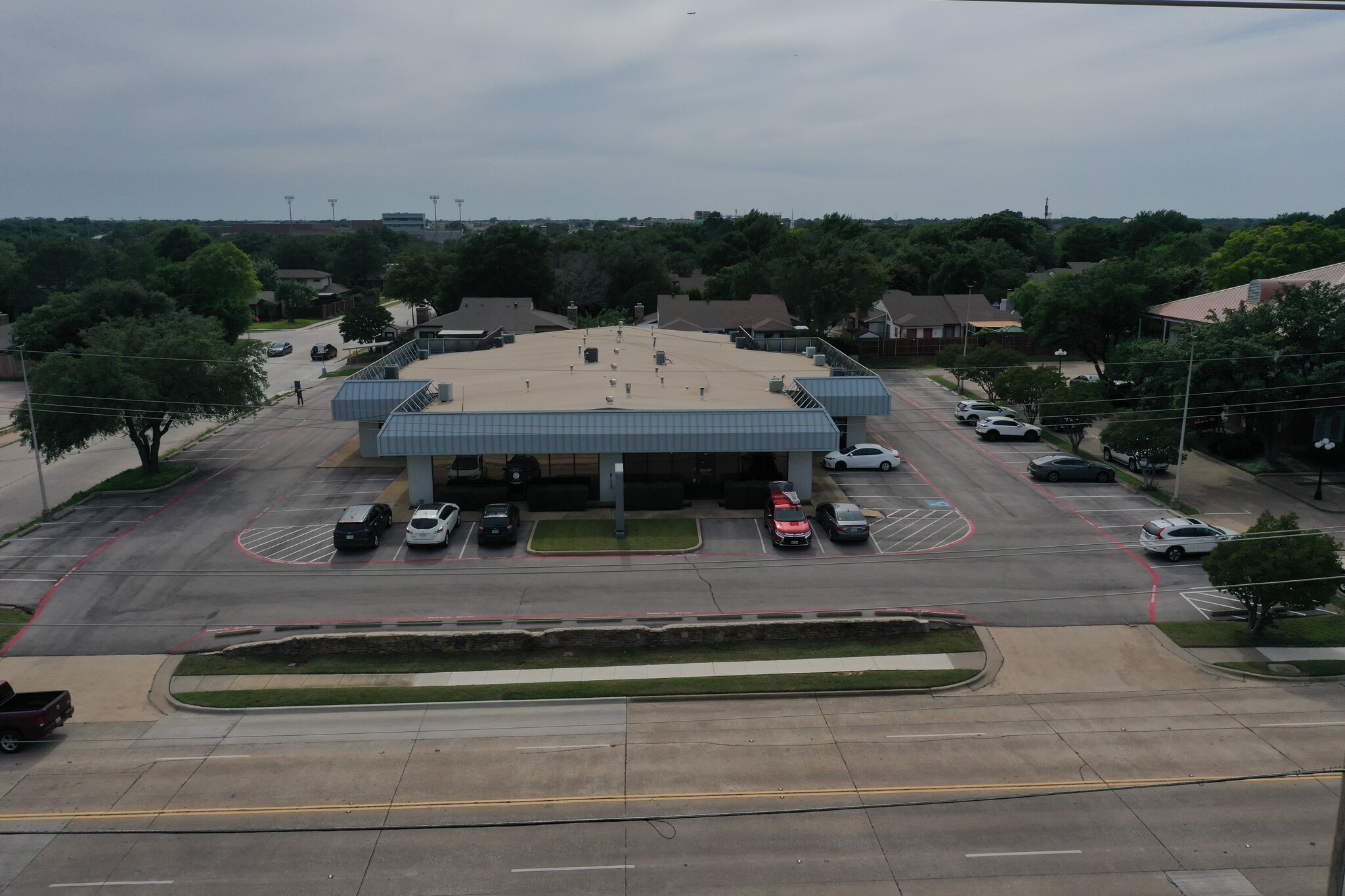 570 S Edmonds Ln, Lewisville, TX en alquiler Foto del edificio- Imagen 1 de 9