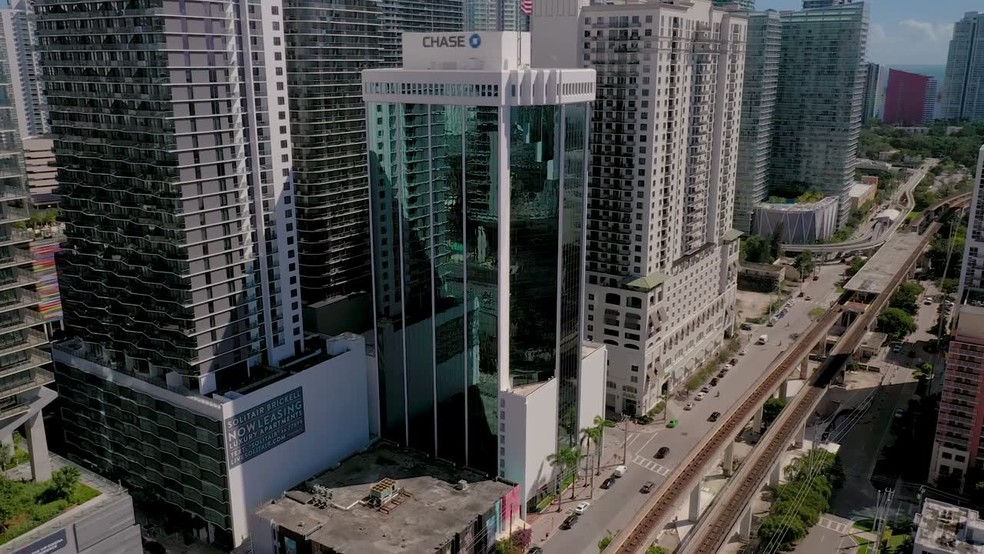 80 SW 8th St, Miami, FL en alquiler - Vídeo aéreo - Imagen 2 de 13