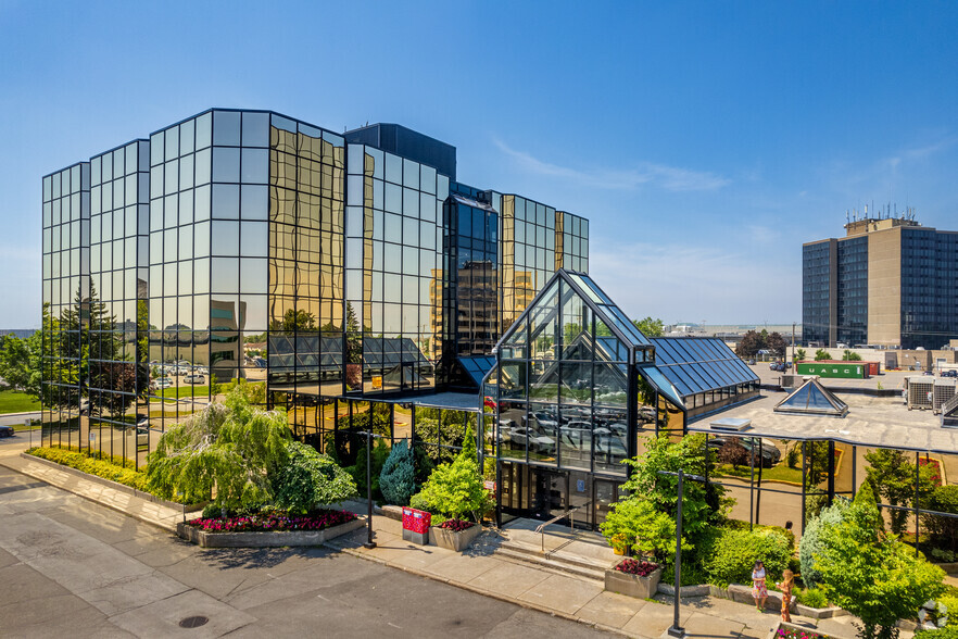 1 Av Holiday, Pointe-claire, QC en alquiler - Foto del edificio - Imagen 2 de 5