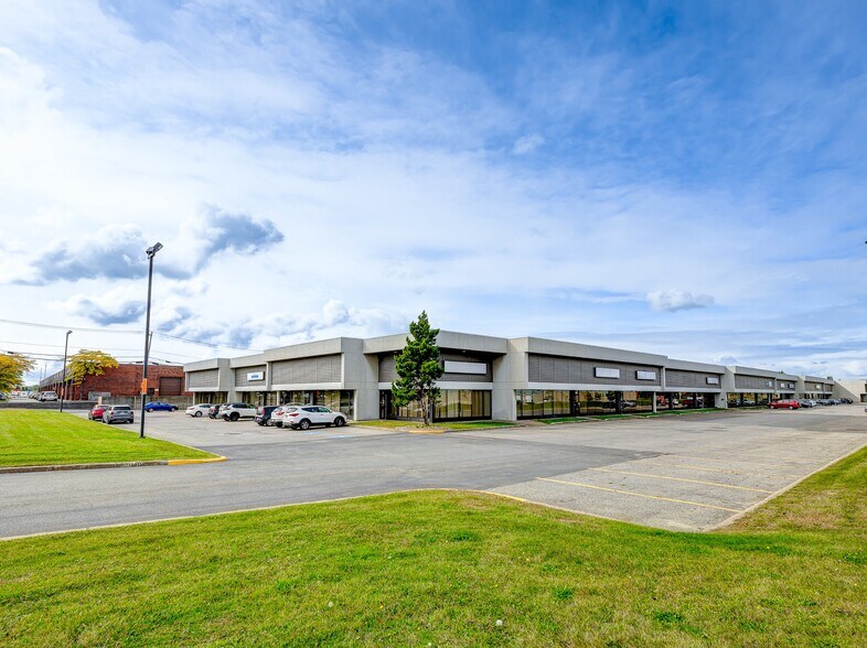 3339-3403 St Griffith, Saint-Laurent, QC en alquiler - Foto del edificio - Imagen 3 de 10