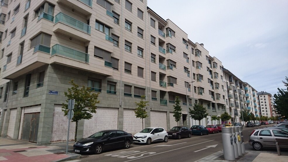 Local en León, León en venta - Foto del edificio - Imagen 1 de 8