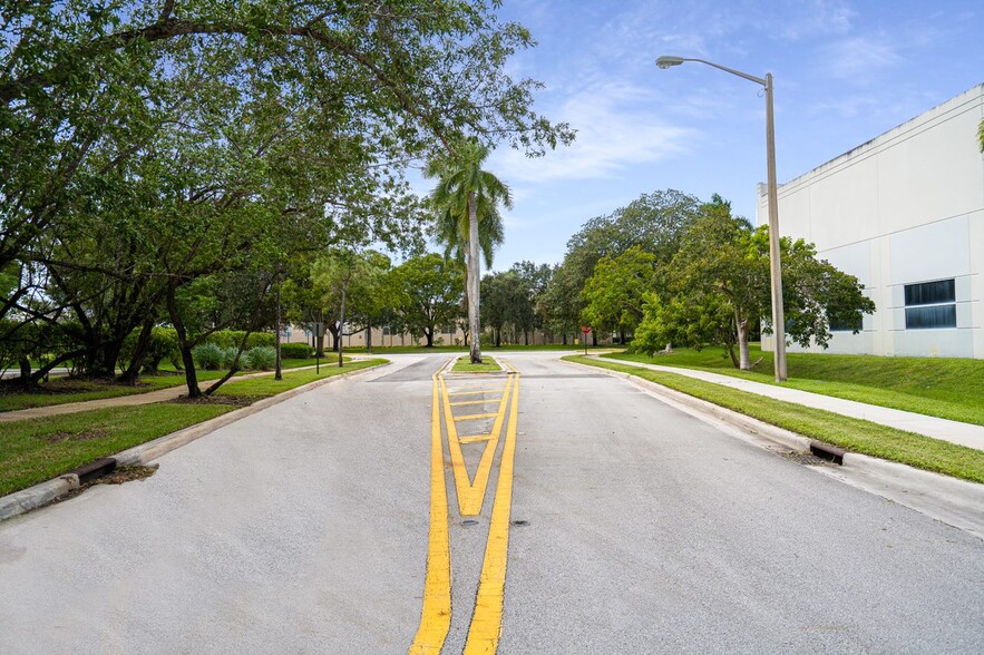 13630 NW 8th St, Sunrise, FL en alquiler - Foto del edificio - Imagen 2 de 12