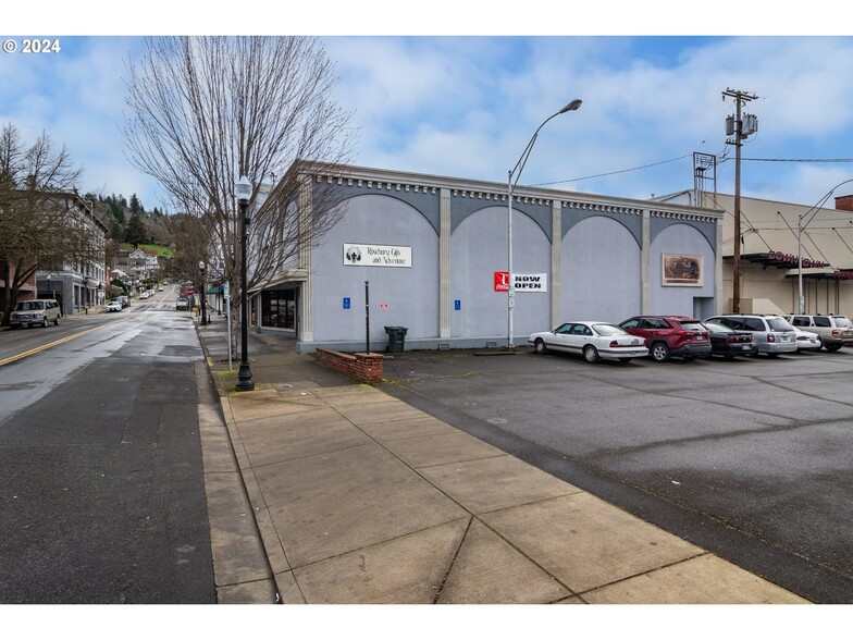 831 SE Cass Ave, Roseburg, OR en venta - Foto del edificio - Imagen 2 de 32