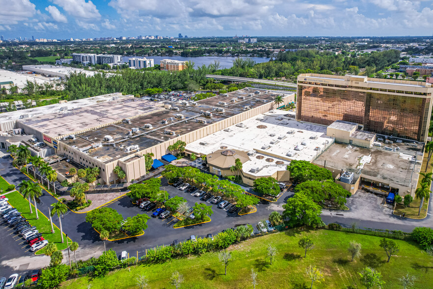 777 NW 72nd Ave, Miami, FL en alquiler - Foto del edificio - Imagen 2 de 2