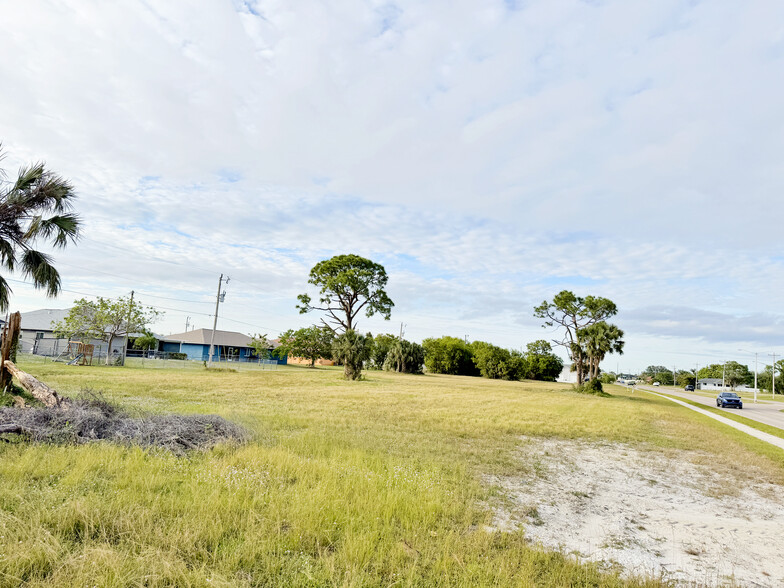 816 Skyline Blvd, Cape Coral, FL en venta - Foto principal - Imagen 2 de 3