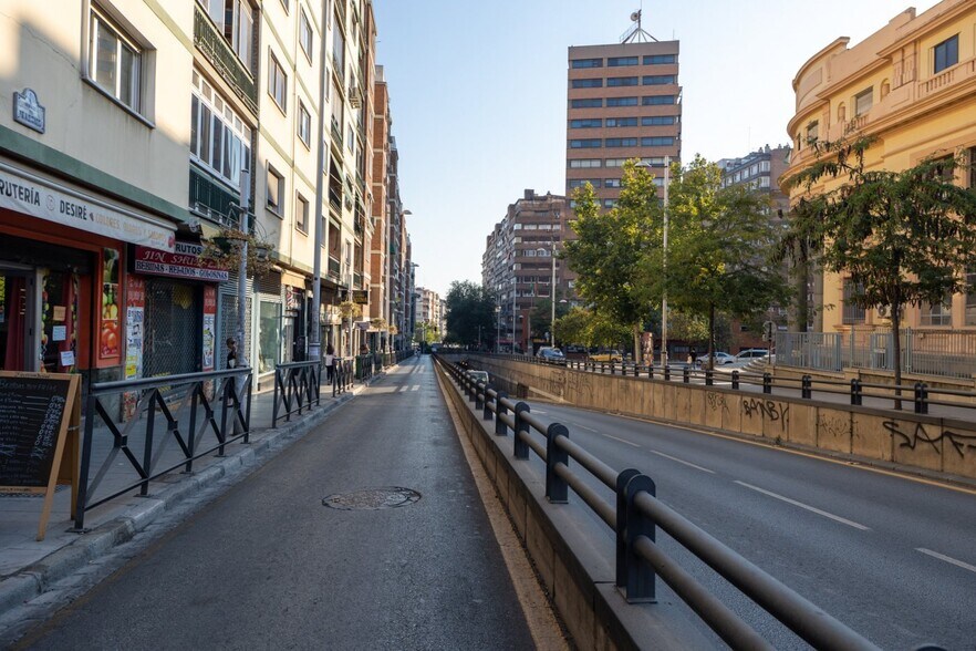 Local en Granada en venta - Foto del edificio - Imagen 2 de 15