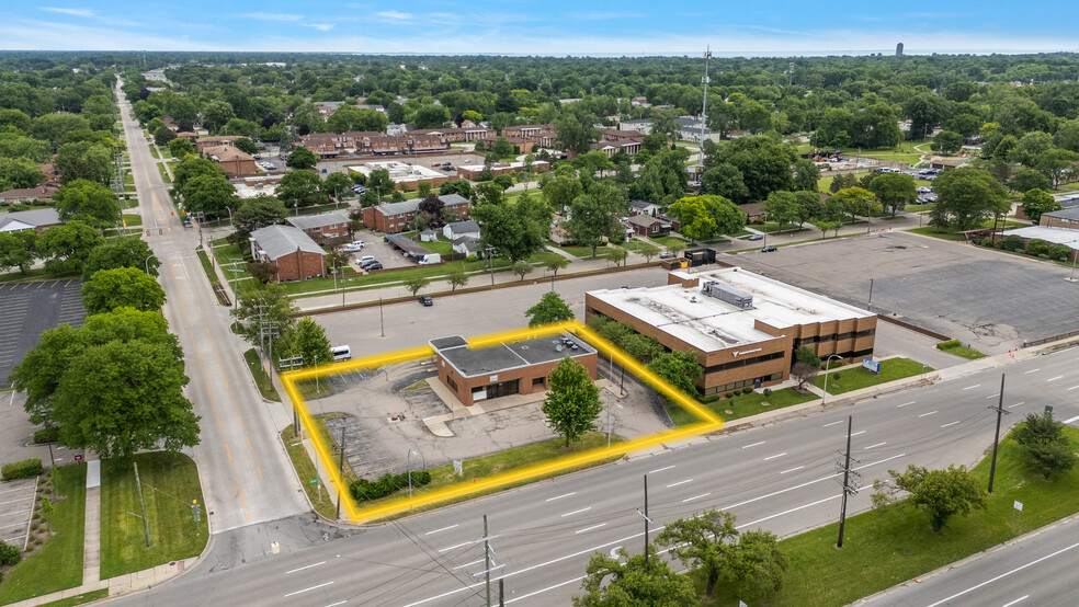 19601 Vernier Rd, Harper Woods, MI en venta - Foto del edificio - Imagen 3 de 7