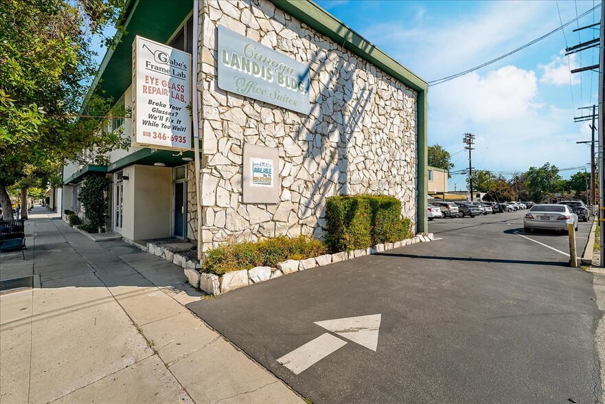 7220-7222 Owensmouth Ave, Canoga Park, CA en venta - Foto del edificio - Imagen 2 de 10