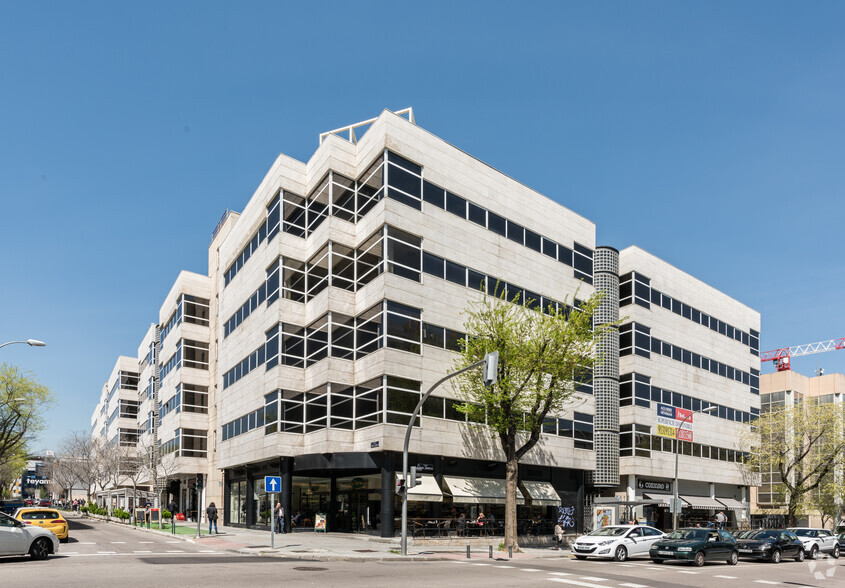 Calle Julián Camarillo, 29, Madrid, Madrid en alquiler - Foto del edificio - Imagen 1 de 33