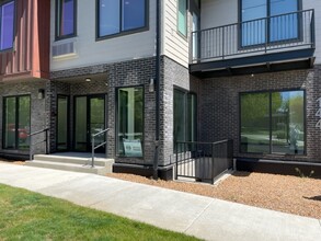 144 SW Crowell Way, Bend, OR en alquiler Foto del edificio- Imagen 2 de 12