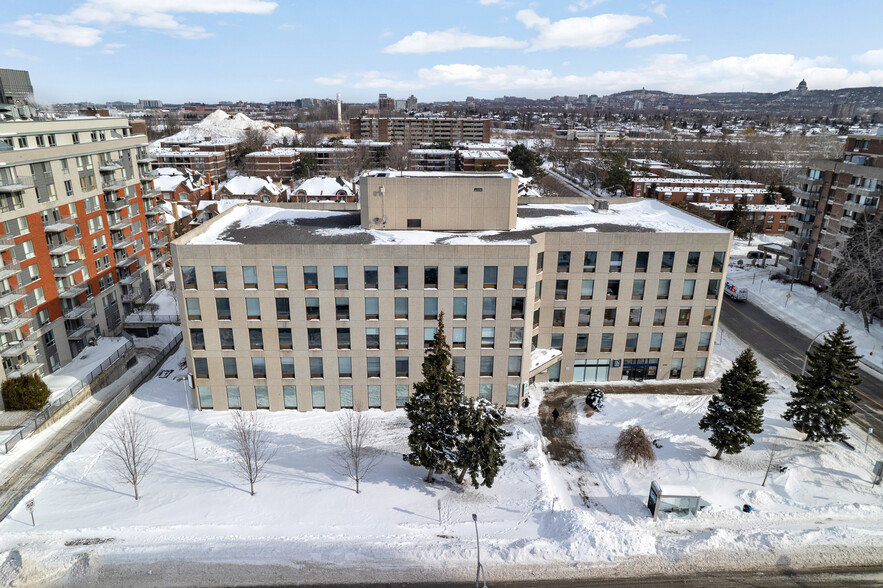 5757 Boul Cavendish, Cote-St-Luc, QC en alquiler - Foto del edificio - Imagen 1 de 8