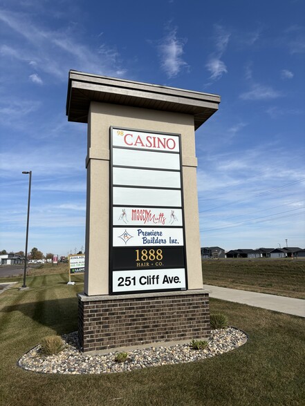 251 N Cliff Ave, Harrisburg, SD en alquiler - Foto del edificio - Imagen 2 de 6