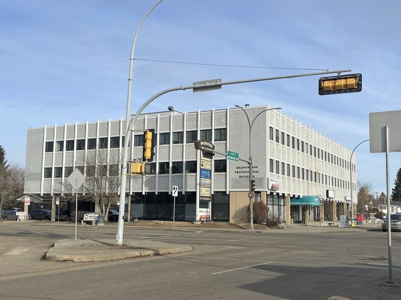 8700-8704 Meadowlark Rd NW, Edmonton, AB en alquiler - Foto del edificio - Imagen 1 de 5