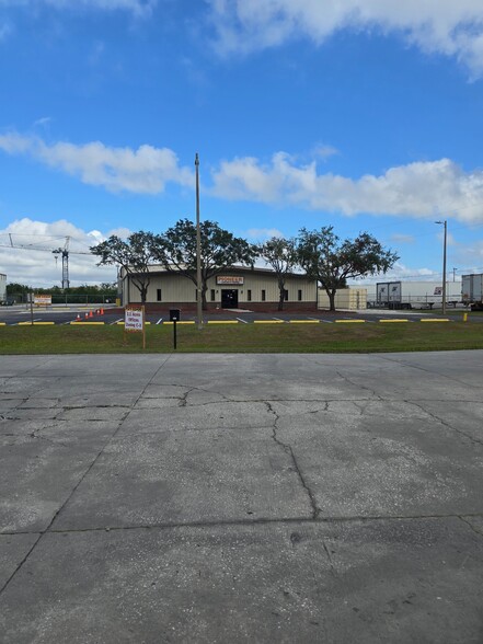 8812 Industrial Dr, Temple Terrace, FL en alquiler - Foto del edificio - Imagen 1 de 5