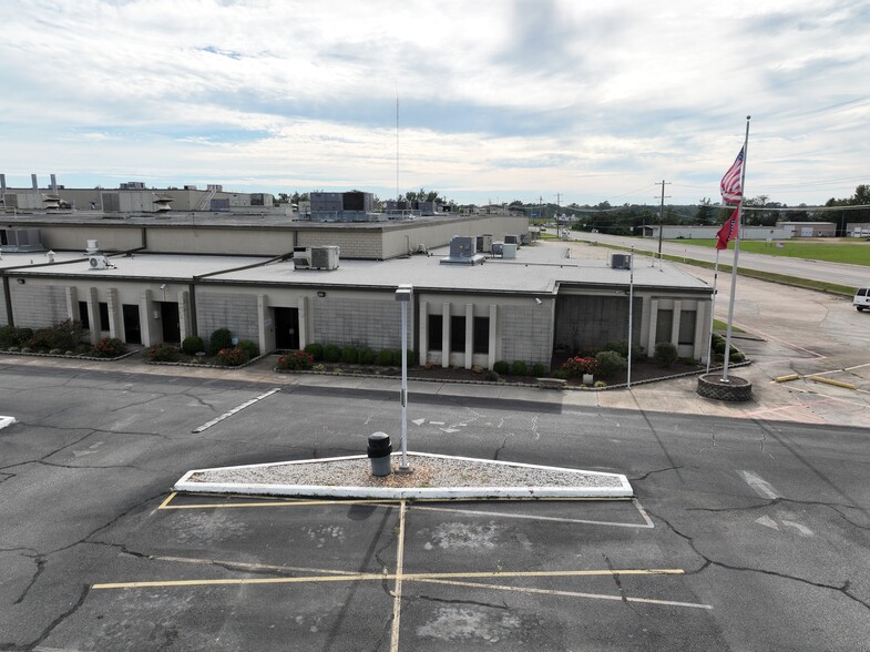 1 Poulan Dr, Nashville, AR en alquiler - Foto del edificio - Imagen 2 de 12