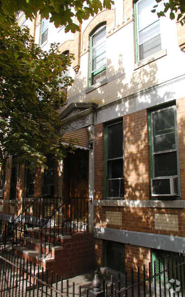 1825 Cornelia St, Ridgewood, NY en venta Foto principal- Imagen 1 de 4