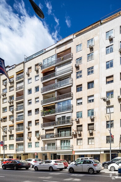 Edificio residencial en Sevilla, Sevilla en venta - Foto del edificio - Imagen 2 de 2