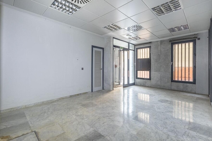 Local en Iznalloz, Granada en venta - Foto del interior - Imagen 2 de 21