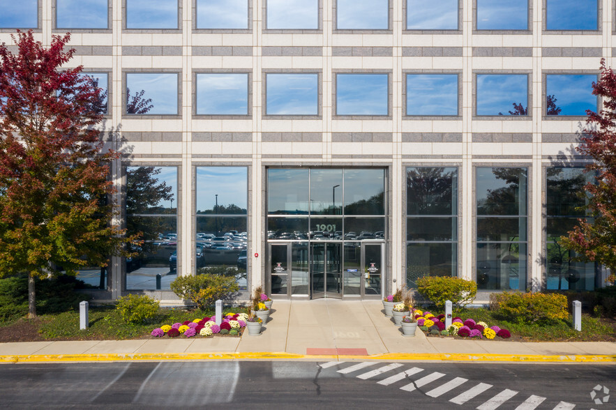 1901 N Roselle Rd, Schaumburg, IL en alquiler - Foto del edificio - Imagen 1 de 6