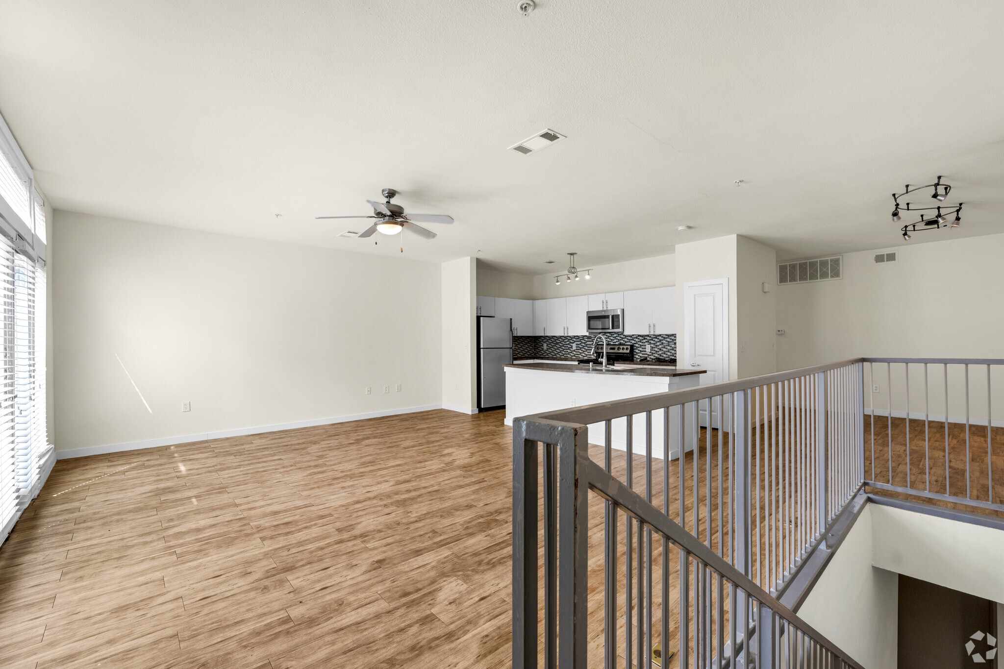 1430 Dragon St, Dallas, TX en alquiler Foto del interior- Imagen 1 de 3