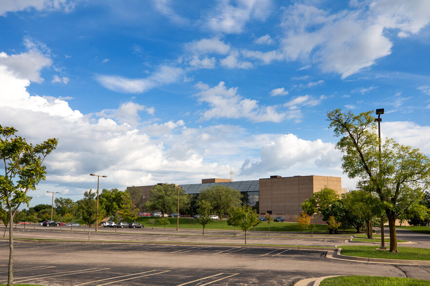 9111 E Douglas Ave, Wichita, KS en alquiler - Foto del edificio - Imagen 2 de 6