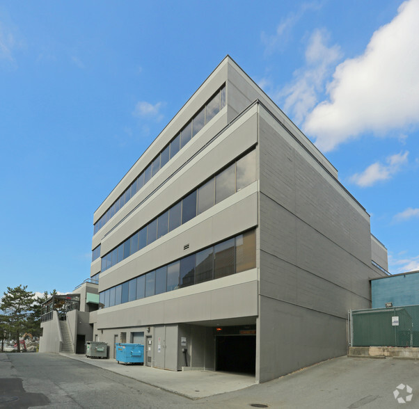 233 W 1st St, North Vancouver, BC en venta - Foto del edificio - Imagen 2 de 27