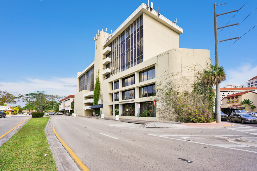 747 Ponce de Leon Blvd, Coral Gables, FL en alquiler - Foto del edificio - Imagen 3 de 11