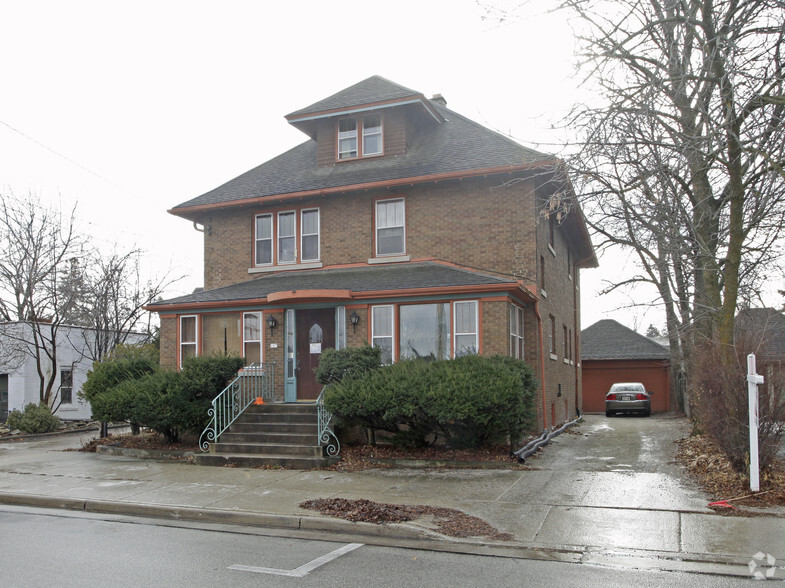 107 Buntrock Ave, Thiensville, WI en venta - Foto del edificio - Imagen 3 de 3