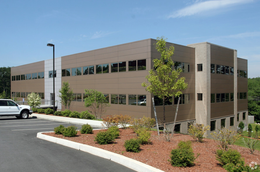 1300 Highland Corporate Dr, Cumberland, RI en alquiler - Foto del edificio - Imagen 2 de 17