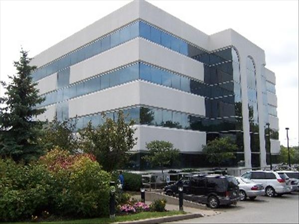 531 Davis Dr, Newmarket, ON en alquiler - Foto del edificio - Imagen 3 de 4