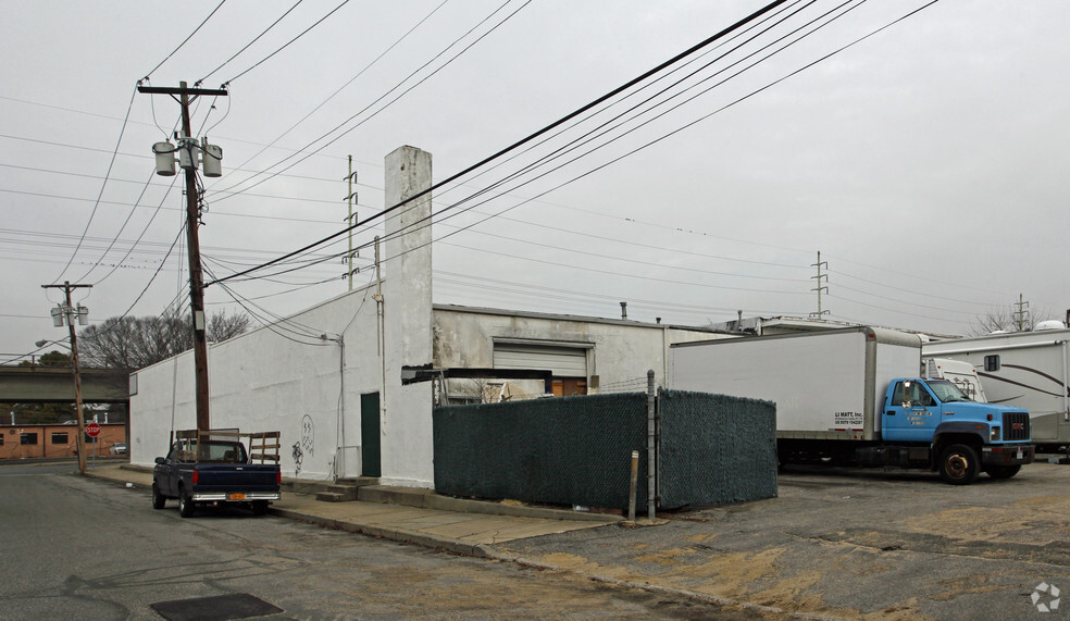 40 Railroad Ave, Copiague, NY en alquiler - Foto del edificio - Imagen 2 de 2