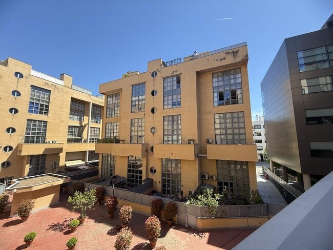 Más detalles de Calle de Nanclares de Oca, 1, Madrid - Oficina en venta