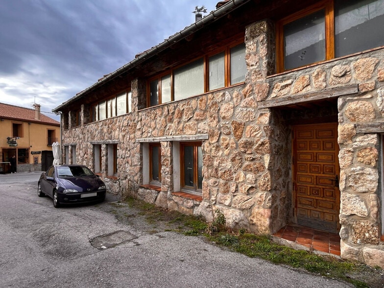 Hotel y hospedaje en Navafría, Segovia en venta - Foto del edificio - Imagen 3 de 22