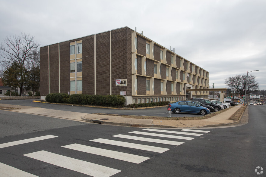 900 S Washington St, Falls Church, VA en alquiler - Foto del edificio - Imagen 1 de 7