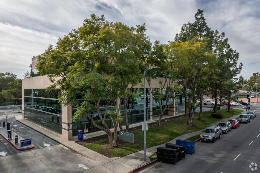 5550 Topanga Canyon Blvd, Woodland Hills, CA en alquiler - Foto del edificio - Imagen 2 de 9