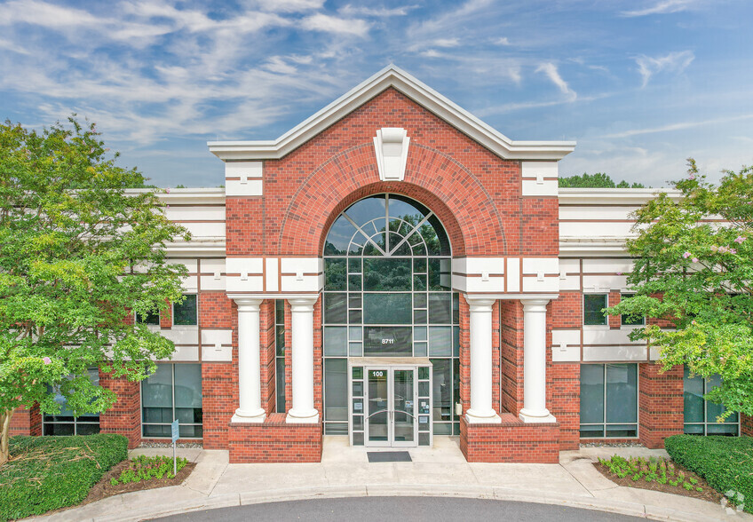 8711 University East Dr, Charlotte, NC en alquiler - Foto del edificio - Imagen 3 de 8