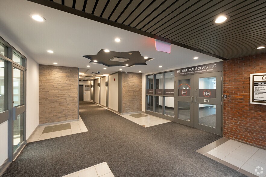 370 Ch de Chambly, Longueuil, QC en alquiler - Vestíbulo - Imagen 2 de 4