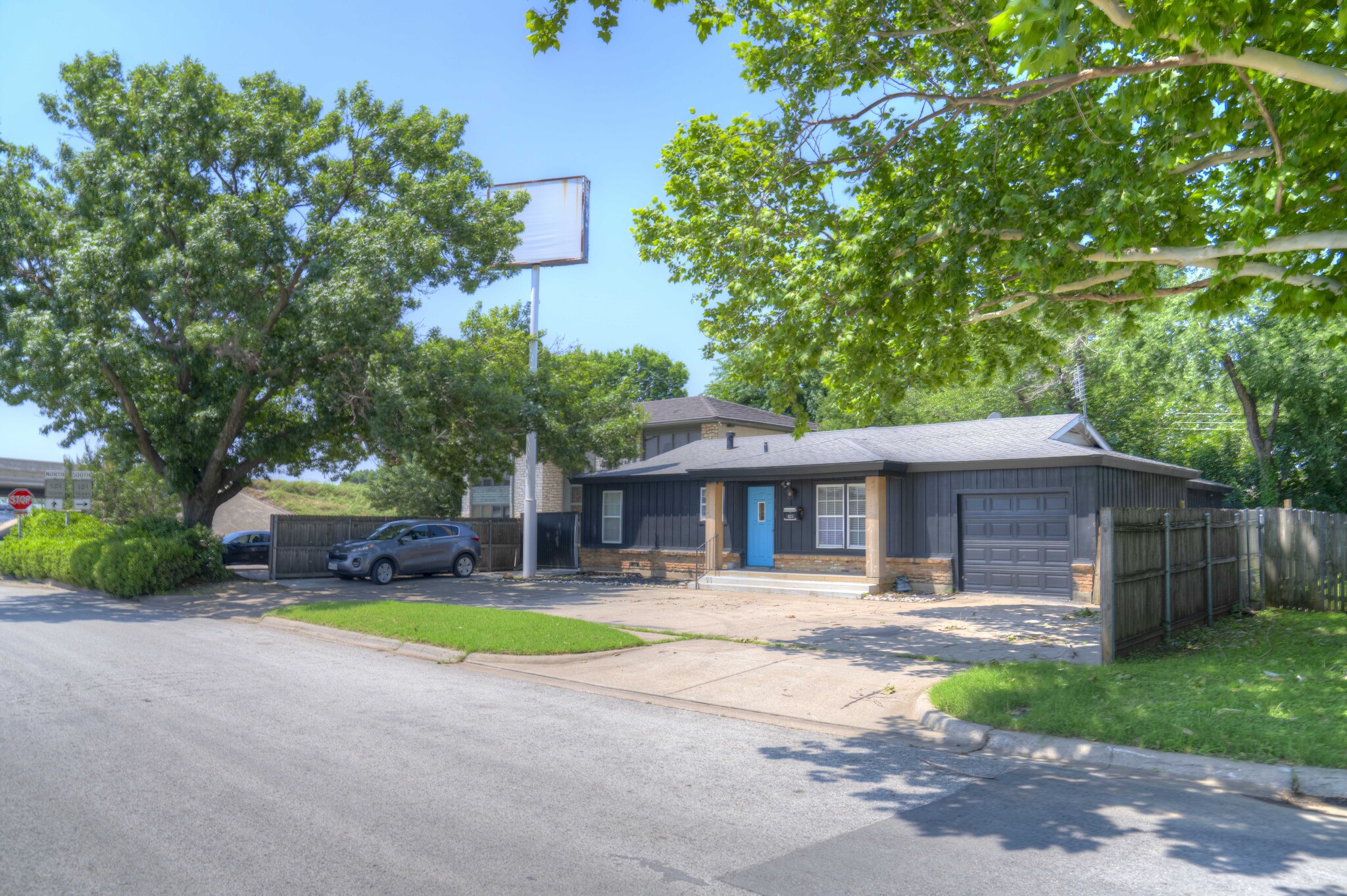 1925 Hickory Dr, Haltom City, TX en alquiler Foto del edificio- Imagen 1 de 32