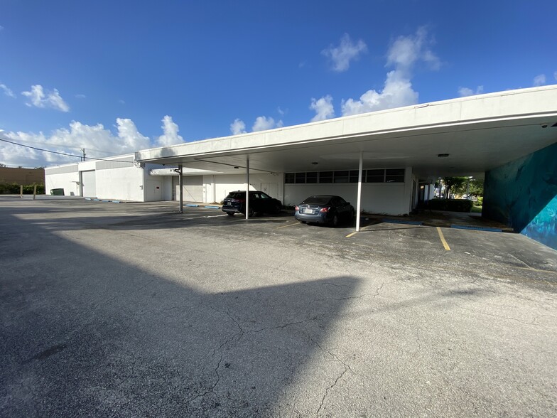 1160 NW 163rd Dr, Miami, FL en alquiler - Foto del edificio - Imagen 2 de 11