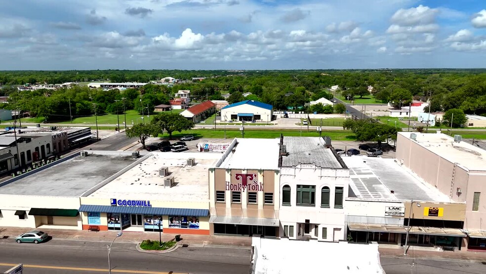 209 N Washington St, Beeville, TX en venta - Vídeo de anuncio comercial - Imagen 2 de 29