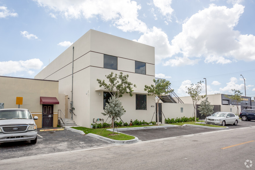 4733 E 10th Ln, Hialeah, FL en alquiler - Foto del edificio - Imagen 2 de 58